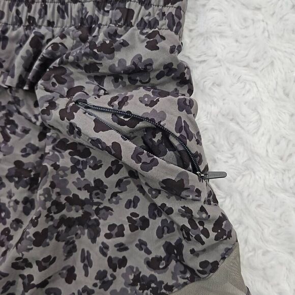 Athleta Womens XS Printed Mesh Racer Run Short Grey and Black Leopard Print 4" - Picture 6 of 10